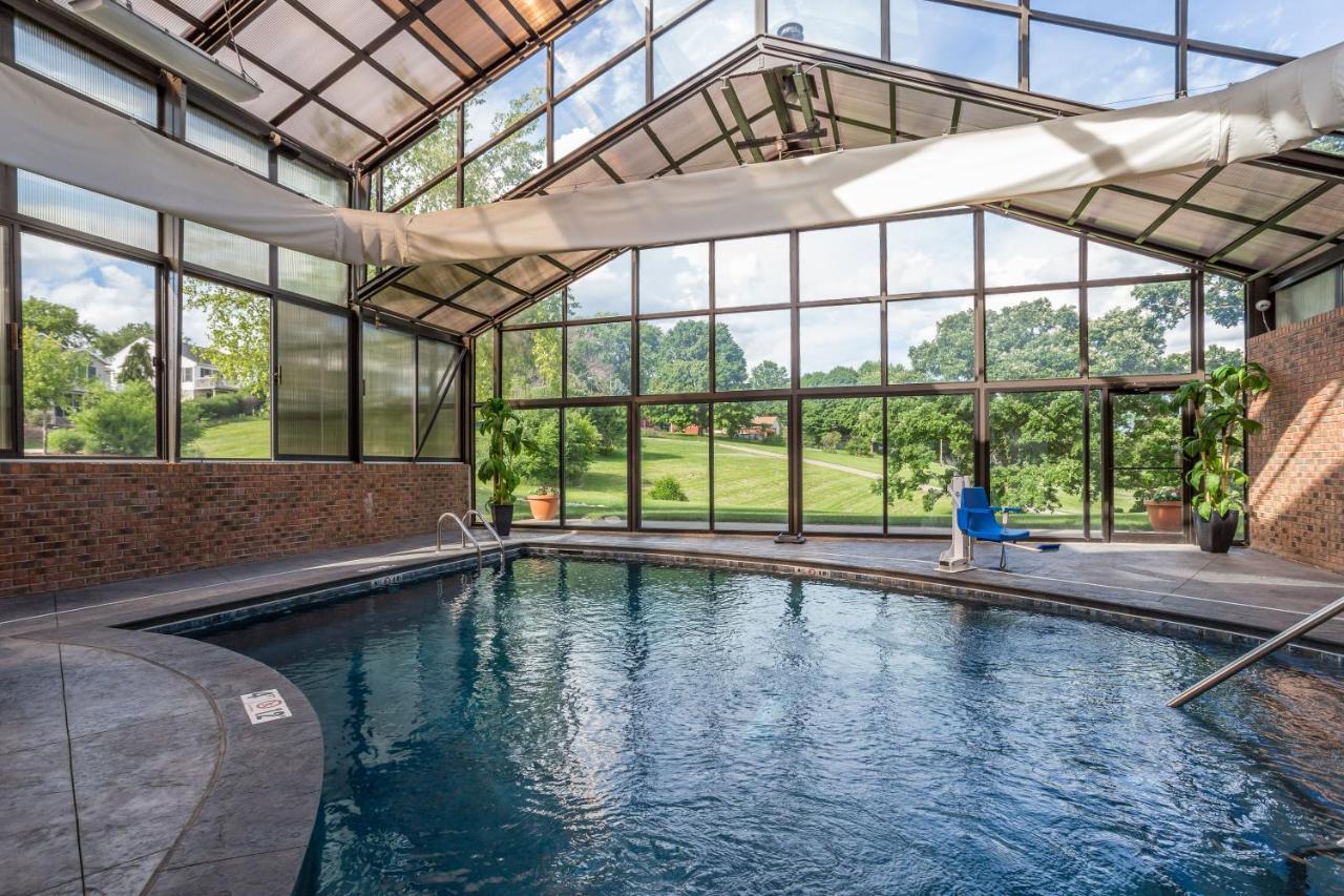 River View Lodge Le Claire Екстериор снимка